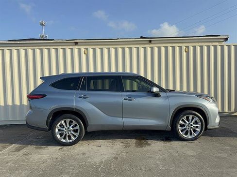 Used 2023 Toyota Highlander Limited FWD image 2