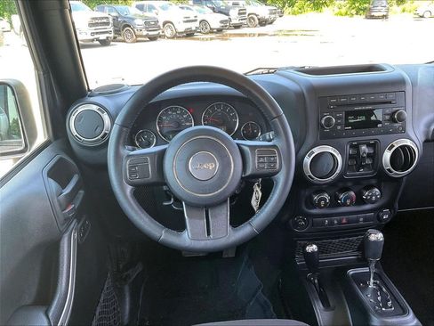 Used 2018 Jeep Wrangler Unlimited Sahara AWD/4WD image 16
