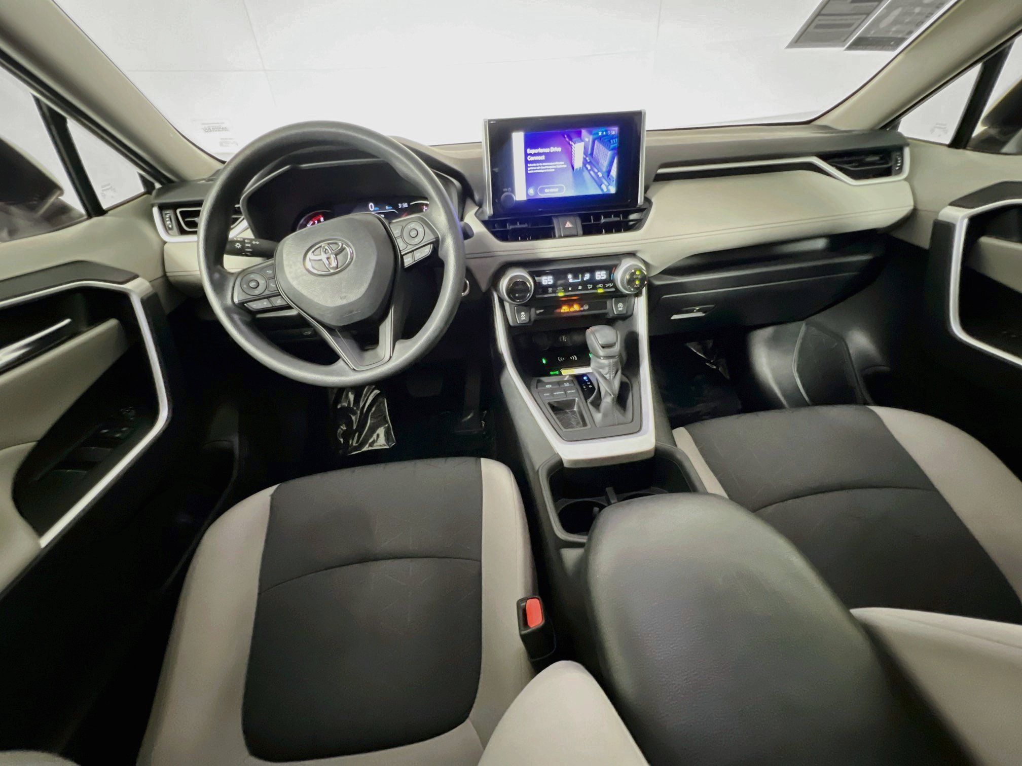 Used 2024 Toyota RAV4 XLE w/ Convenience Package FWD image 30