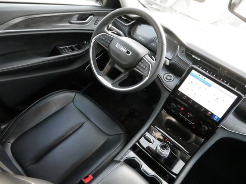 Used 2023 Jeep Grand Cherokee Limited w/ Black Appearance Package image 9