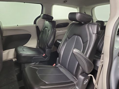 Used 2024 Chrysler Pacifica Touring-L FWD image 21