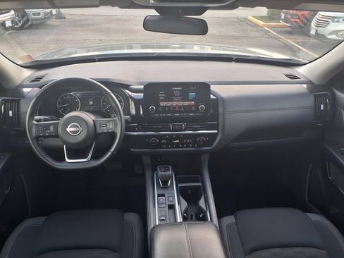 Used 2025 Nissan Pathfinder SV FWD image 3