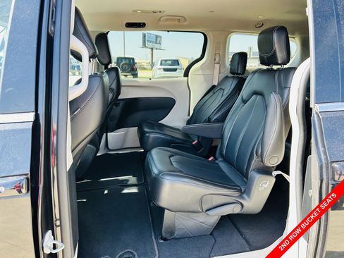 Used 2023 Chrysler Pacifica Touring-L image 25