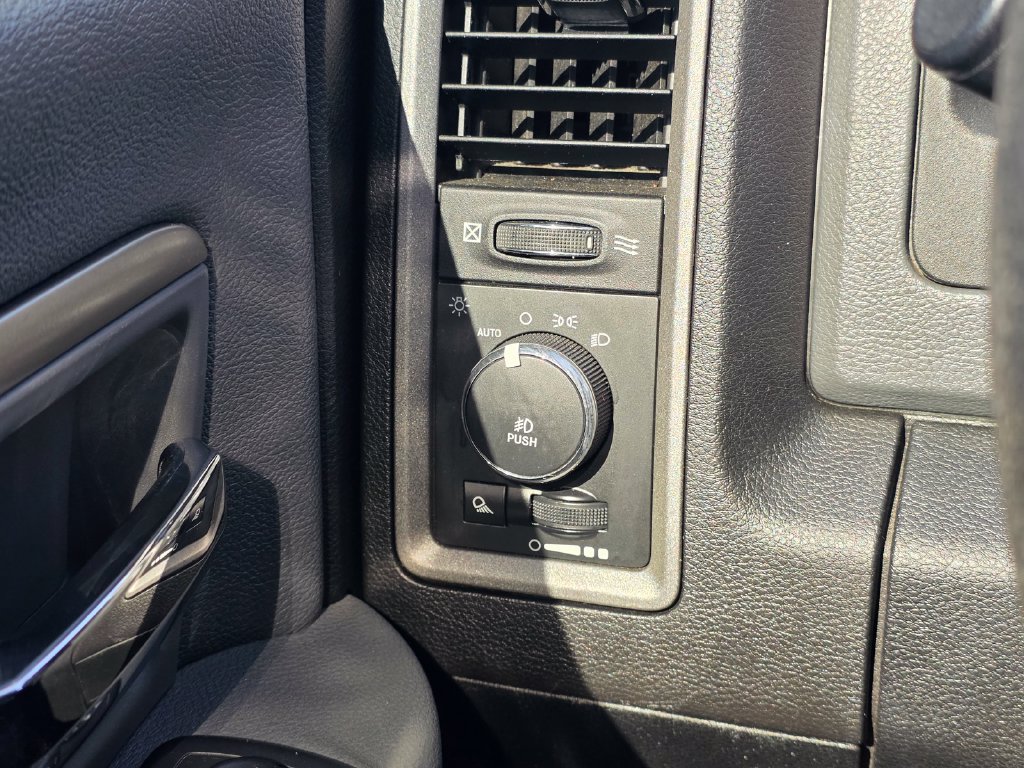 Used 2017 RAM 1500 Express RWD image 29