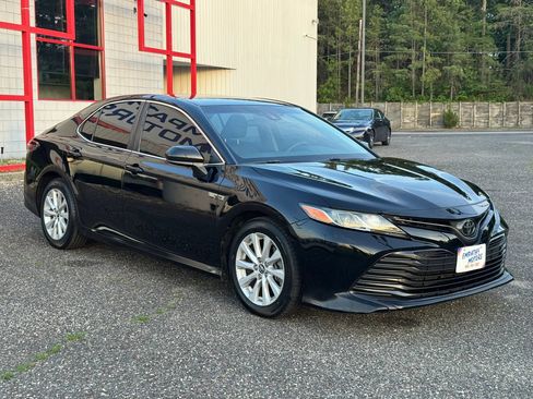 Used 2018 Toyota Camry LE FWD image 7