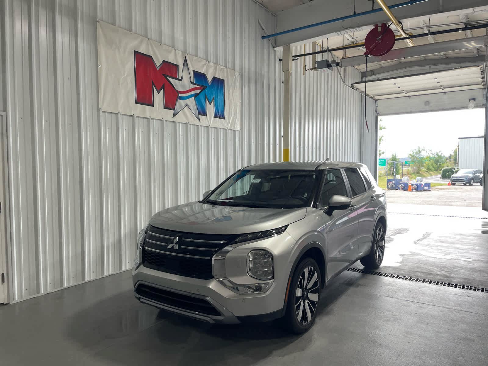 Used 2025 Mitsubishi Outlander LE AWD/4WD image 2