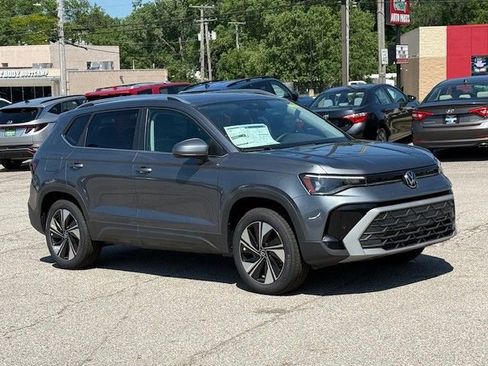 New 2025 Volkswagen Taos SE image 2