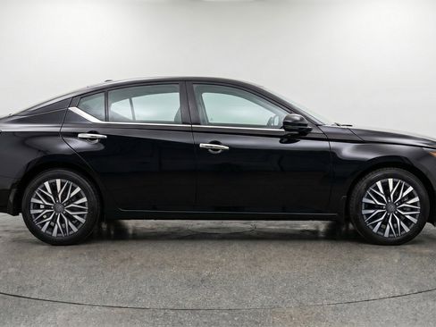 Used 2025 Nissan Altima 2.5 SV FWD image 11
