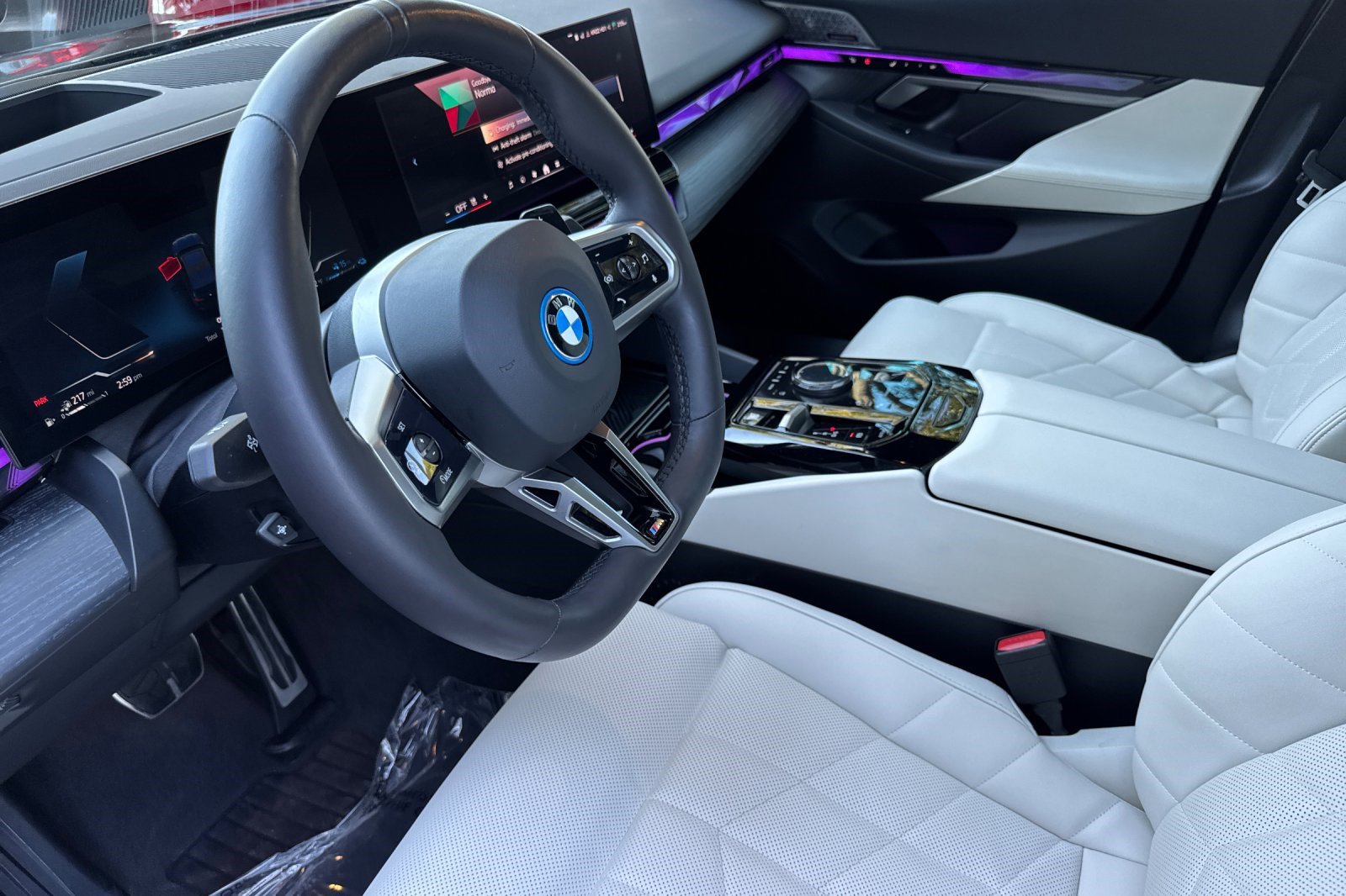 Certified 2025 BMW 550e xDrive w/ Premium Package AWD/4WD image 11