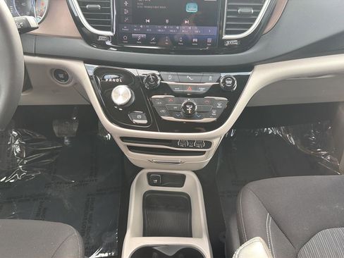 Used 2024 Chrysler Voyager LX image 11