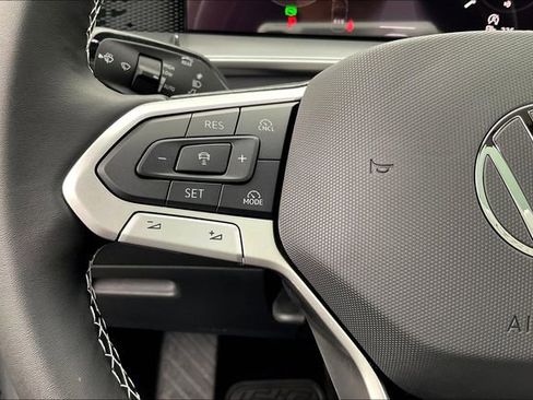 New 2025 Volkswagen Tiguan SE image 18