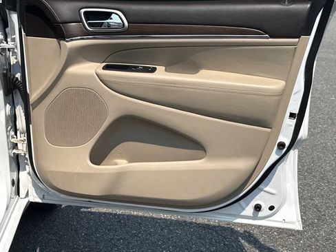 Used 2016 Jeep Grand Cherokee Overland RWD image 13