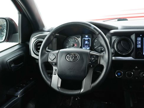 Used 2017 Toyota Tacoma TRD Sport w/ Tow Package (A/T) image 14
