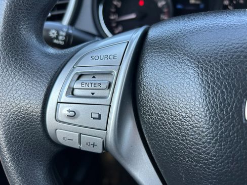 Used 2015 Nissan Rogue SV image 17