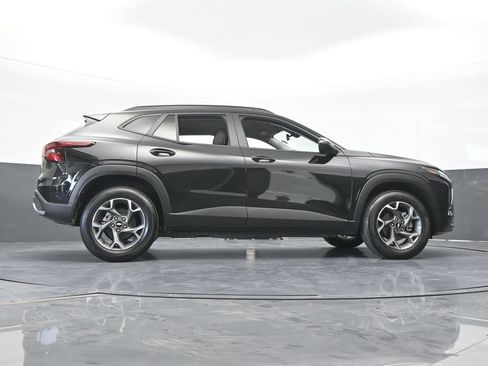 Used 2025 Chevrolet Trax LT FWD image 58