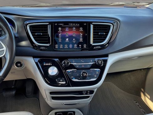 Used 2017 Chrysler Pacifica Touring-L image 9