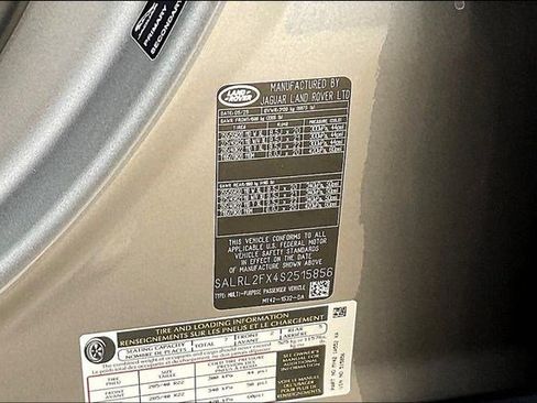 New 2025 Land Rover Discovery Dynamic SE image 8