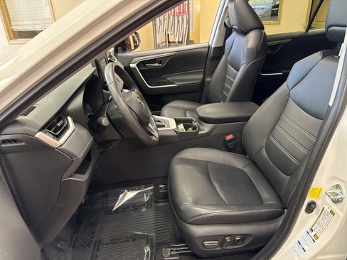 Used 2021 Toyota RAV4 XLE Premium image 30