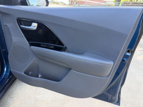 Used 2022 Kia Niro LXS FWD image 9