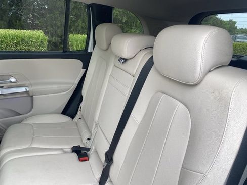 Used 2022 Mercedes-Benz GLB 250 4MATIC image 11