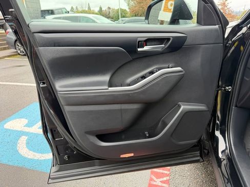 Used 2025 Toyota Highlander XSE image 12