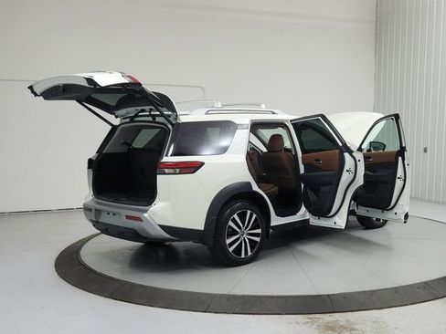 Used 2024 Nissan Pathfinder Platinum FWD image 15