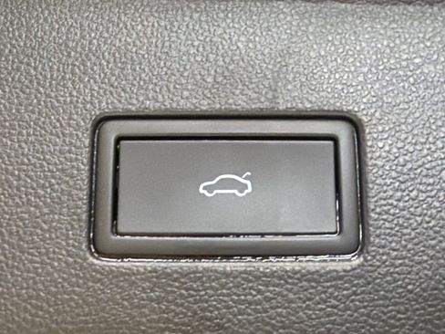 Used 2024 Volkswagen Atlas SE FWD image 19