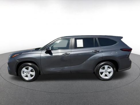 Used 2025 Toyota Highlander LE image 9
