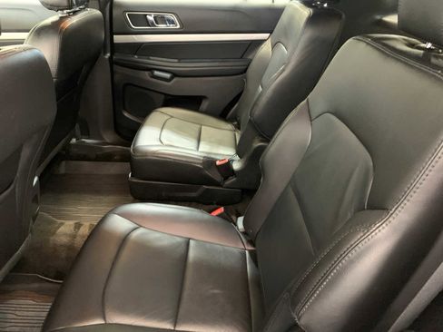 Used 2017 Ford Explorer XLT w/ Equipment Group 202A image 5