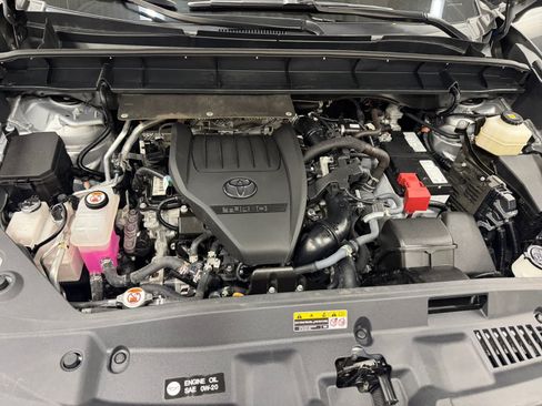 Used 2025 Toyota Highlander LE AWD/4WD image 8