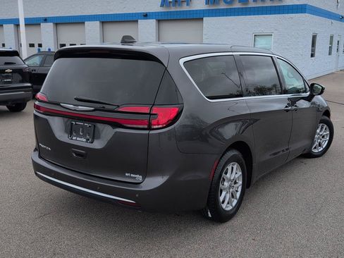 Used 2023 Chrysler Pacifica Touring-L FWD image 8