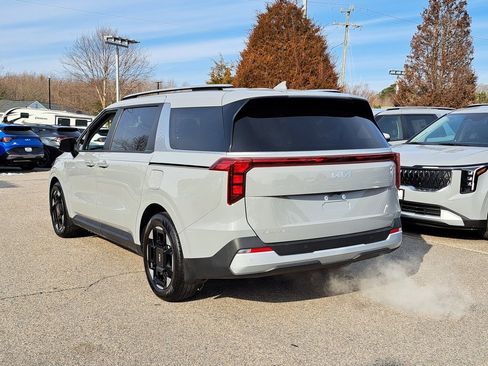 Used 2026 Kia Carnival EX image 8