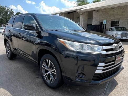 Used 2018 Toyota Highlander LE FWD image 2
