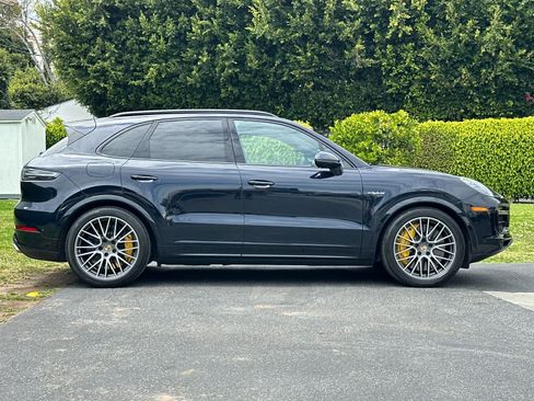 Certified 2022 Porsche Cayenne Turbo S AWD/4WD image 9