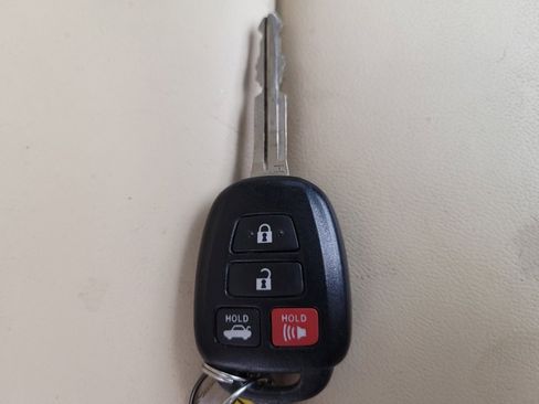 Used 2015 Toyota Camry XLE image 32