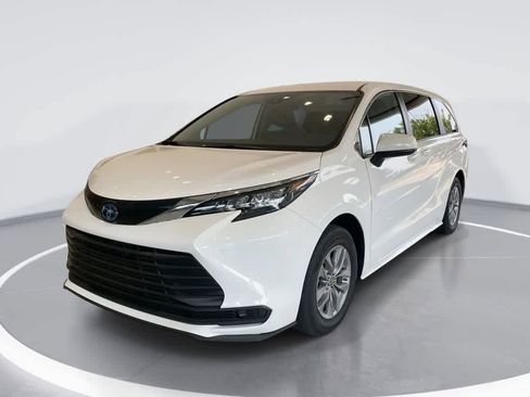 Certified 2024 Toyota Sienna LE AWD/4WD image 1