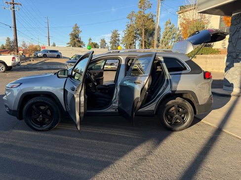 Used 2016 Jeep Cherokee Latitude image 7