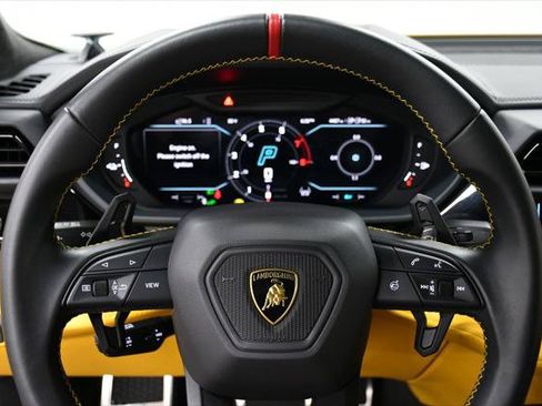 Used 2025 Lamborghini Urus SE AWD/4WD image 47