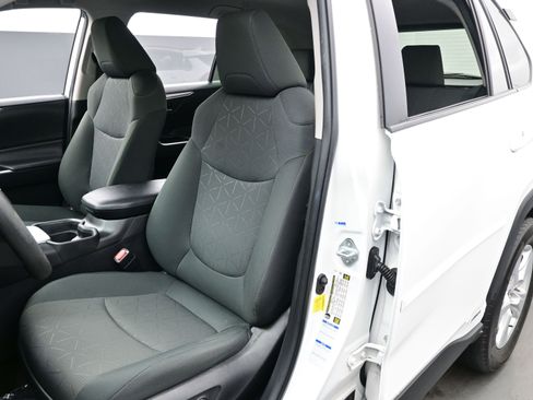 Used 2021 Toyota RAV4 XLE w/ Carpet Mat Package (TMS) image 12