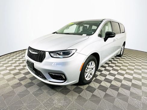 Used 2024 Chrysler Pacifica Touring-L FWD image 5