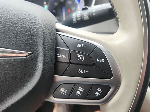 Used 2017 Chrysler Pacifica Limited w/ UConnect Theater Package FWD image 15