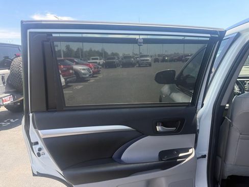 Used 2019 Toyota Highlander XLE AWD/4WD image 29