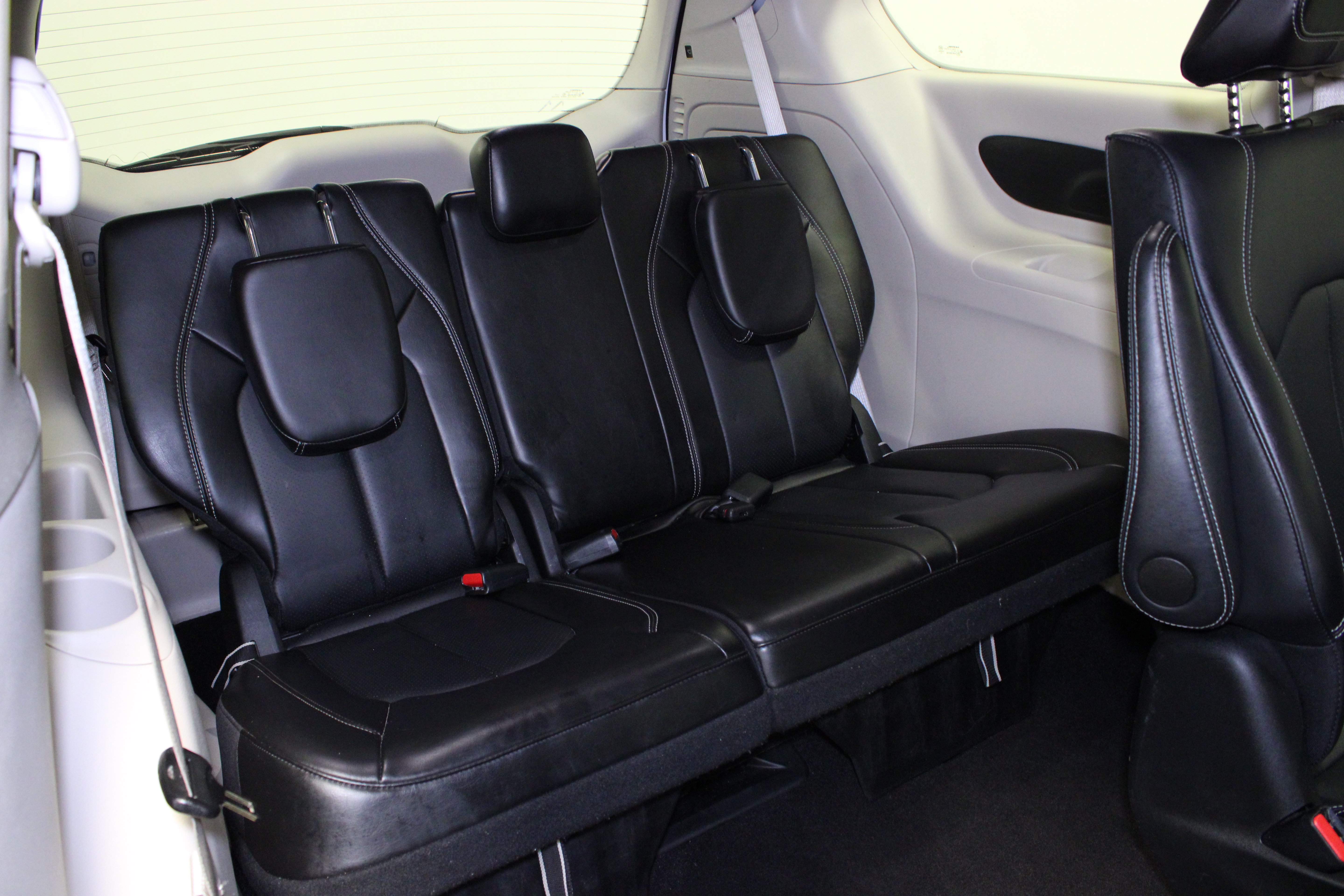 Used 2024 Chrysler Pacifica Limited FWD image 17