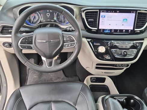 Used 2023 Chrysler Pacifica Touring-L FWD image 14