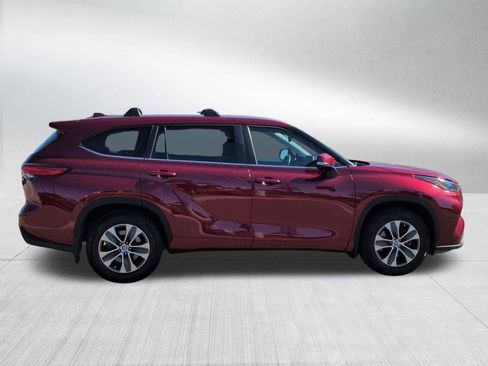 Used 2023 Toyota Highlander XLE FWD image 6
