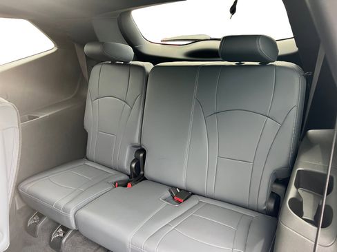 Used 2023 Buick Enclave Essence image 13