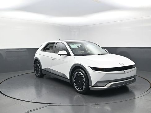 Used 2024 Hyundai Ioniq 5 Limited image 3