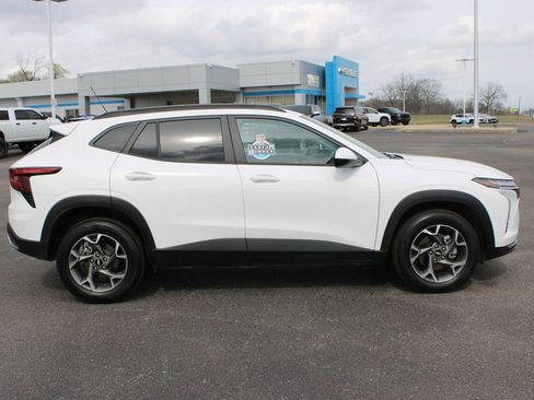 Used 2025 Chevrolet Trax LT image 11