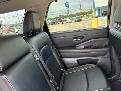 Used 2023 Nissan Pathfinder SL w/ Lighting Package (N92) FWD image 18