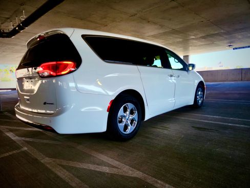 Used 2019 Chrysler Pacifica Touring Plus FWD image 9